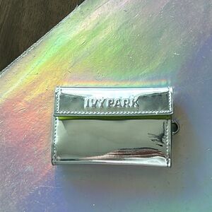 🩶 Ivy Park Cardholder Reflective Silver Bifold Wallet 🩶